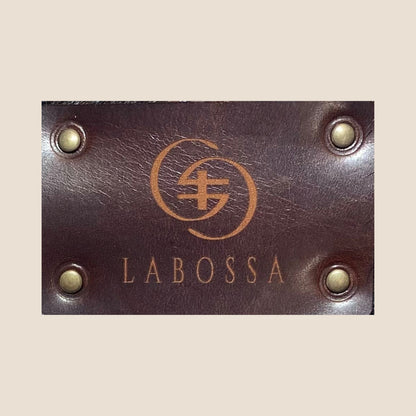 Plaque en cuir marron gravée du logo Labossa, avec quatre rivets métalliques.
