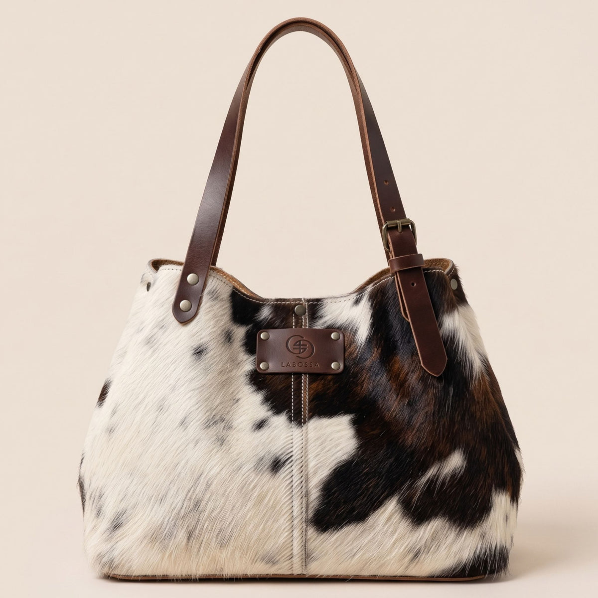 Cabas normande vu de face, côtés resserrés, couture centrale contrastée et plaque Labossa en cuir marron.