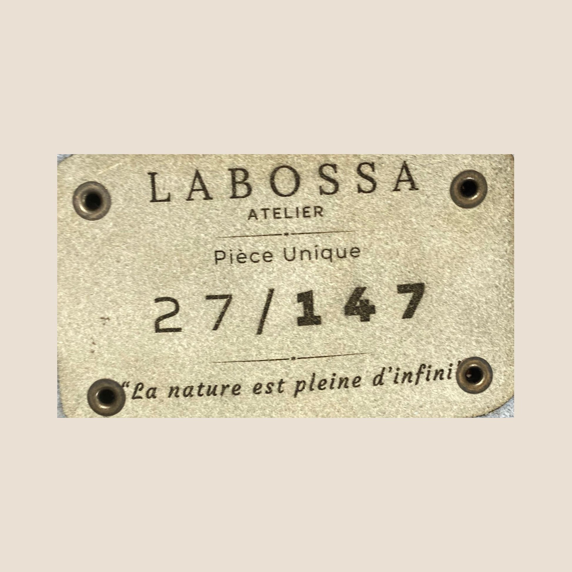 Gros plan sur l’étiquette intérieure Labossa Atelier indiquant “Pièce unique” et le numéro 27/147.