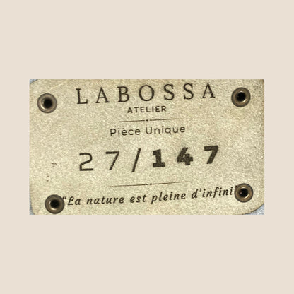 Gros plan sur l’étiquette intérieure Labossa Atelier indiquant “Pièce unique” et le numéro 27/147.