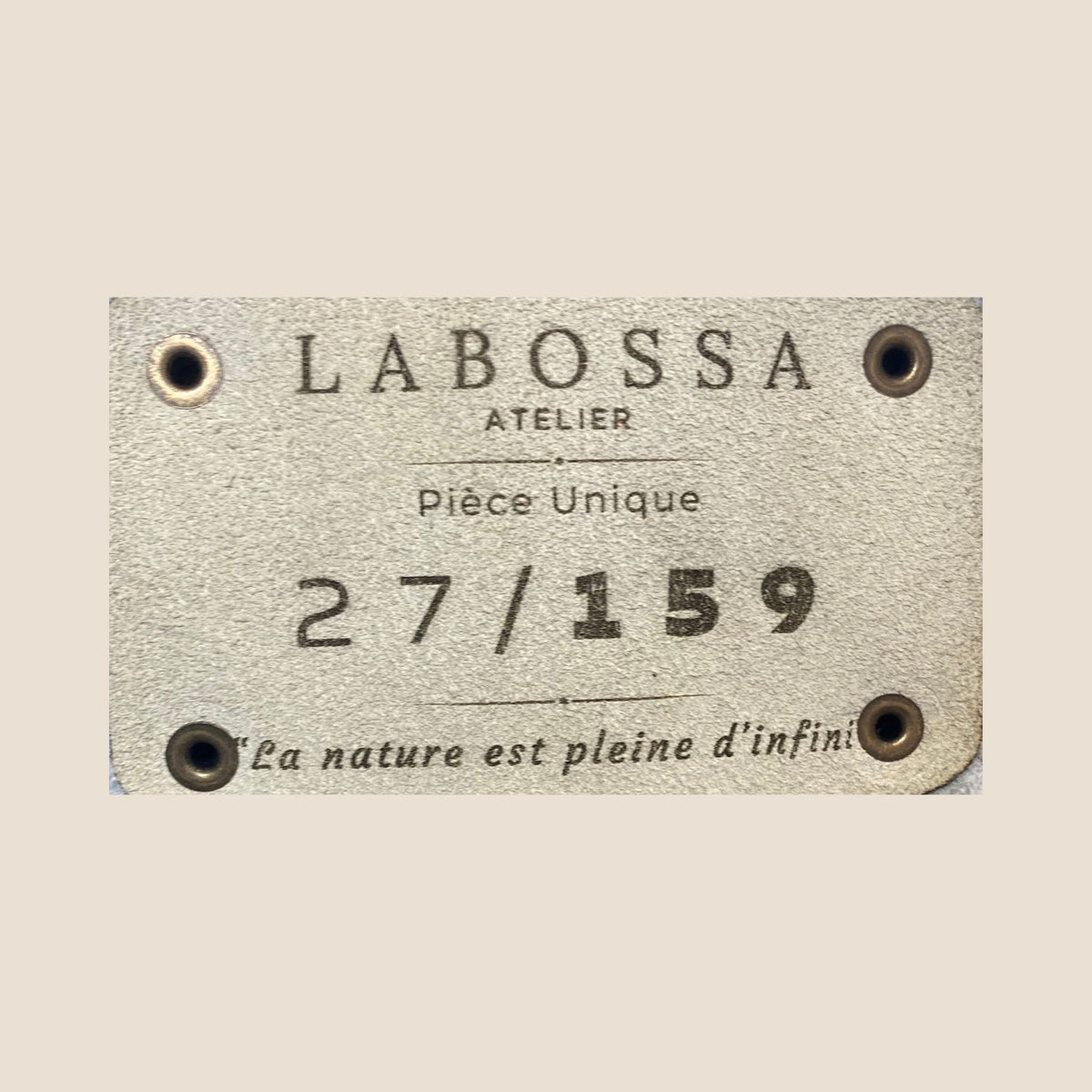 Étiquette intérieure Labossa Atelier gravée « Pièce Unique » et numérotée 27/159, fixée par quatre rivets.