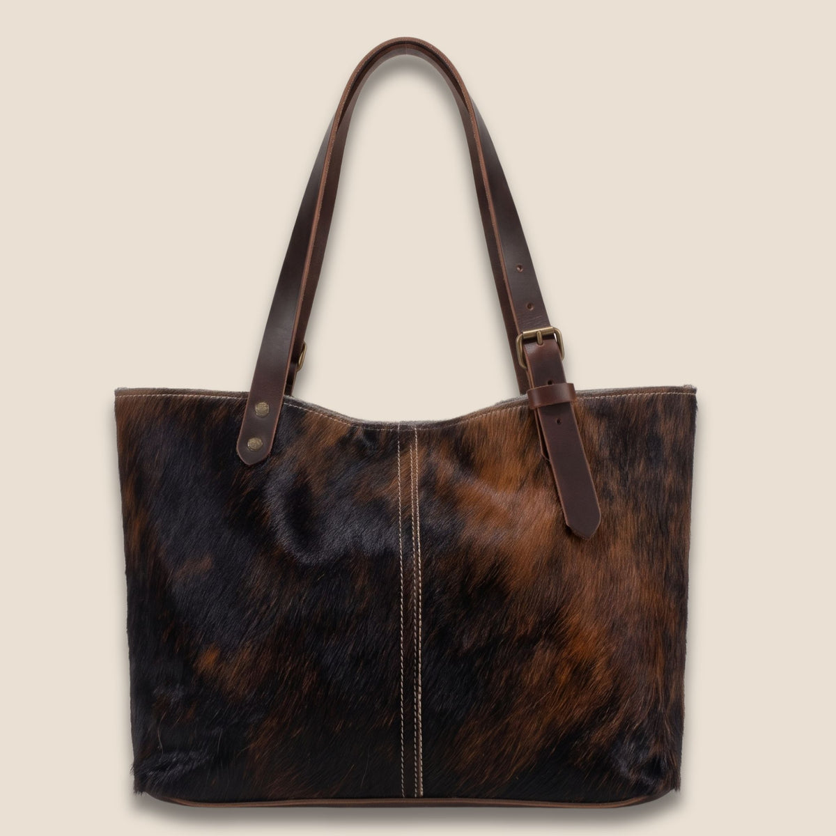 Dos du cabas normande #27/159 en peau naturelle noire et brune, avec couture centrale contrastée.