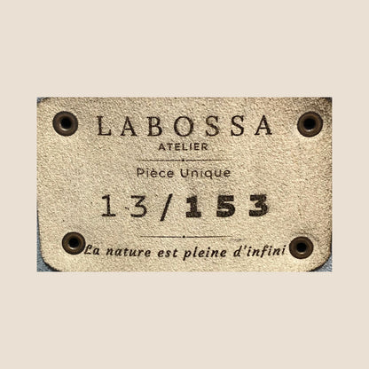 Patch intérieur Labossa indiquant « Pièce unique » et le numéro 13/153 sur le cabas.