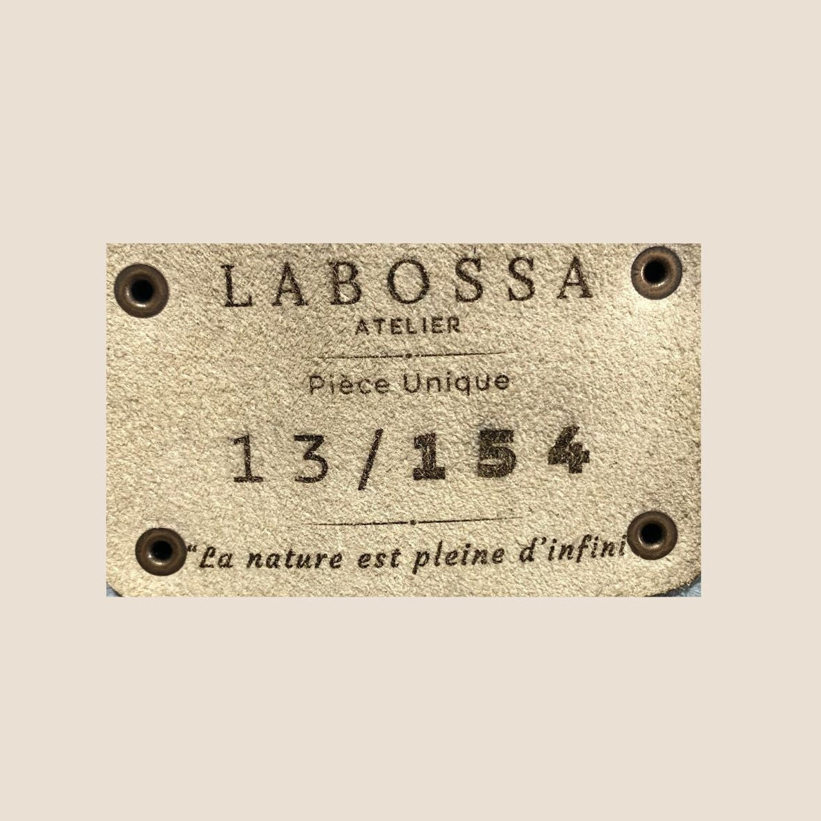 Patch intérieur Labossa indiquant « Pièce Unique 13/154 » sur le cabas en peau de vache naturelle Vosgienne.