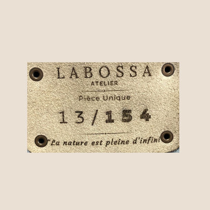 Patch intérieur Labossa indiquant « Pièce Unique 13/154 » sur le cabas en peau de vache naturelle Vosgienne.