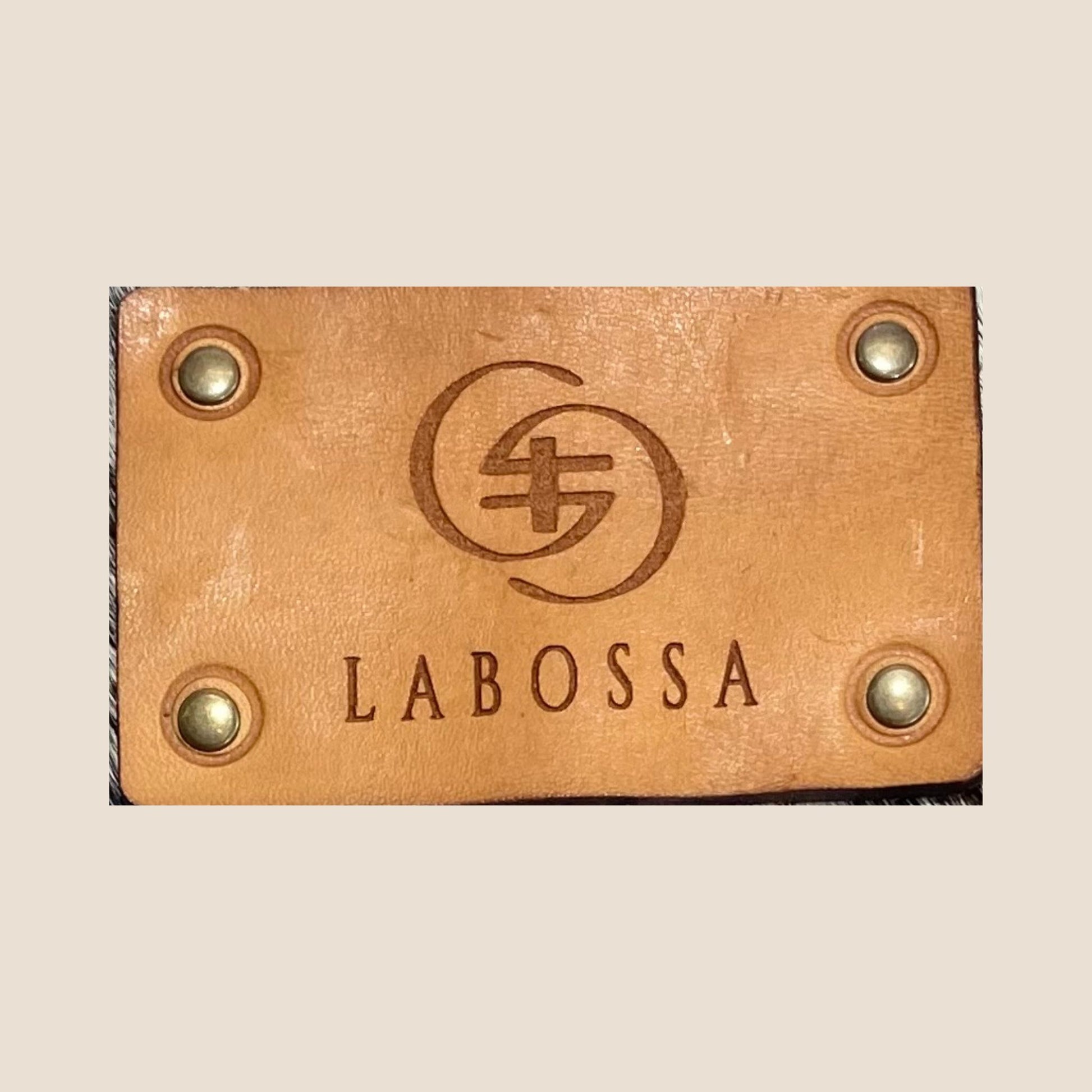 Gros plan sur la plaque extérieure en cuir cognac portant le logo Labossa.