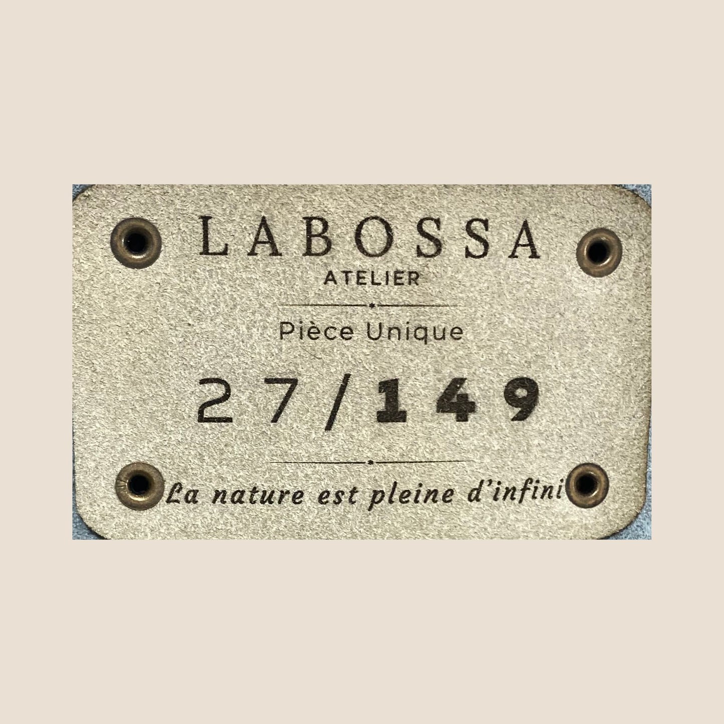Gros plan sur l’étiquette intérieure Labossa Atelier indiquant “Pièce unique” et le numéro 27/149.