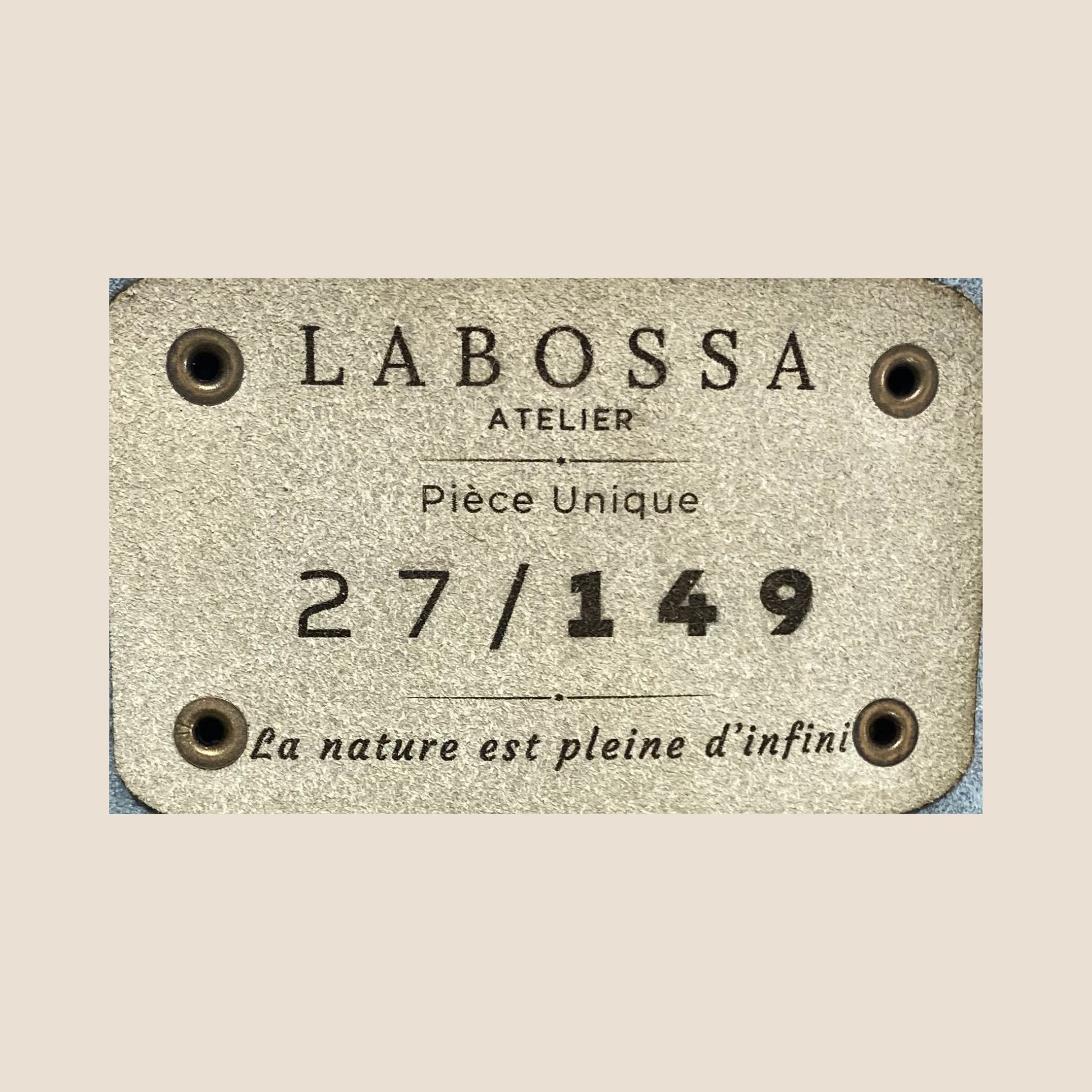 Gros plan sur l’étiquette intérieure Labossa Atelier indiquant “Pièce unique” et le numéro 27/149.