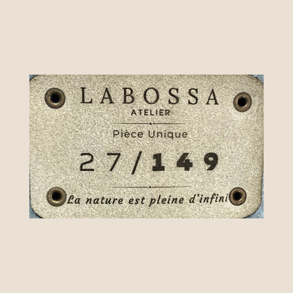 Gros plan sur l’étiquette intérieure Labossa Atelier indiquant “Pièce unique” et le numéro 27/149.