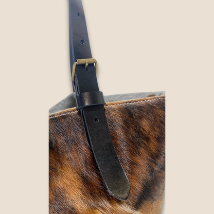 Détail de la lanière réglable en cuir noir Primavera du cabas Normande 27/162, avec boucle et passant.