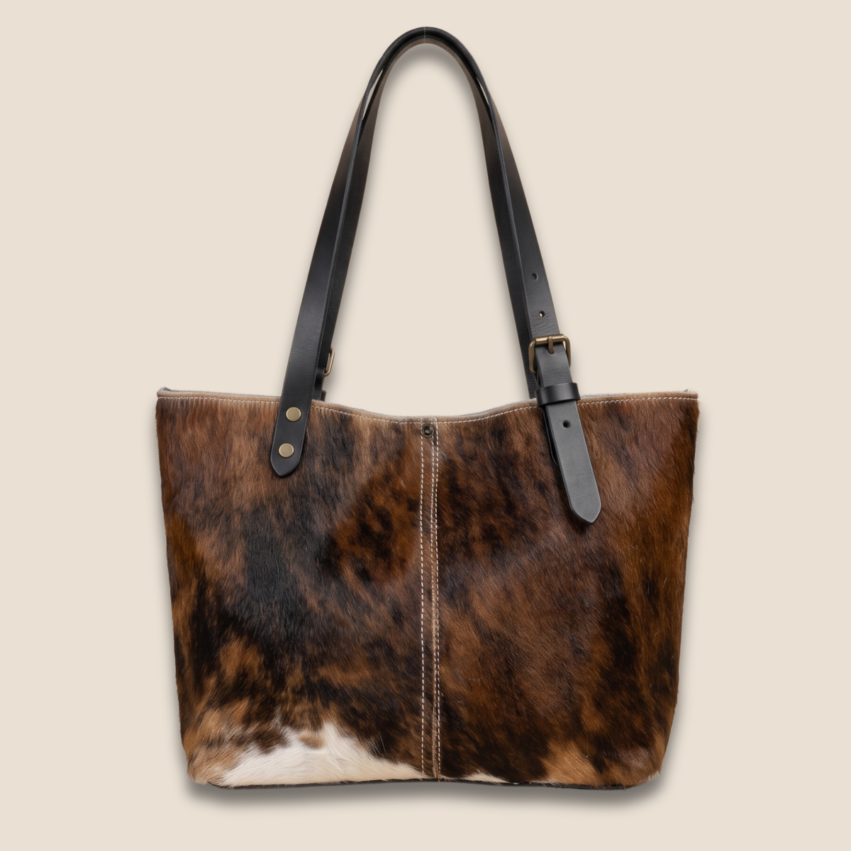 Dos du cabas peau de vache Normande 27/162, robe brune et blanche, couture centrale et lanières noires.