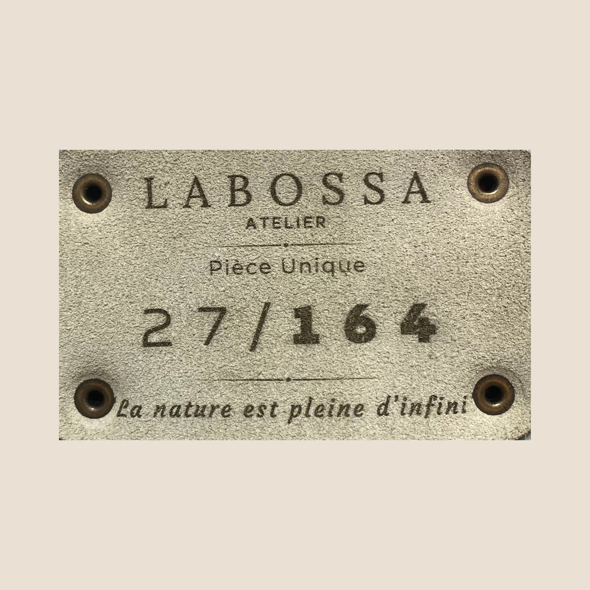Patch intérieur Labossa Atelier gravé « Pièce unique 27/164 » et « La nature est pleine d’infini ».