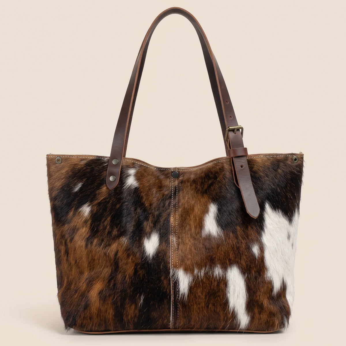 Dos du cabas Normande n° 27/164, en peau brune et noire marquée de taches blanches, avec couture centrale.