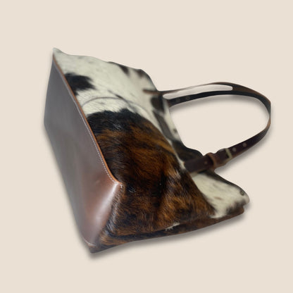 Dessous du cabas Normande n° 27/164, avec fond rectangulaire en cuir marron et coutures sur le pourtour.