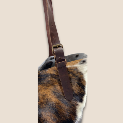 Détail de la lanière en cuir lisse Primavera marron, avec boucle métallique, passant et trous de réglage.