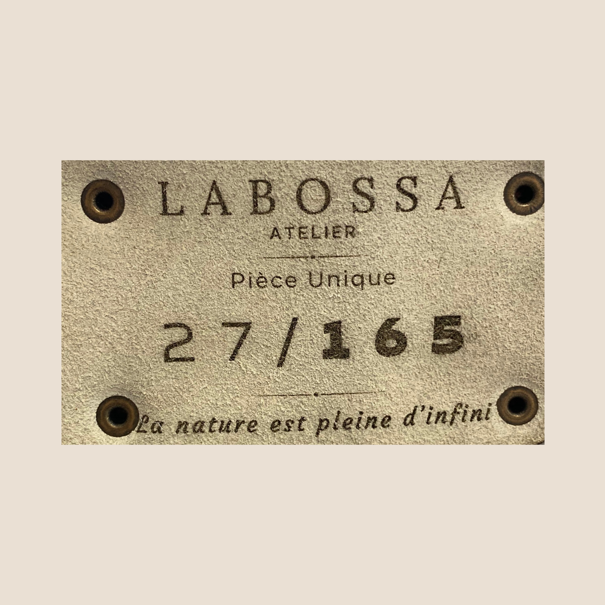 Patch intérieur Labossa Atelier gravé « Pièce Unique 27/165 » et « La nature est pleine d’infini ».