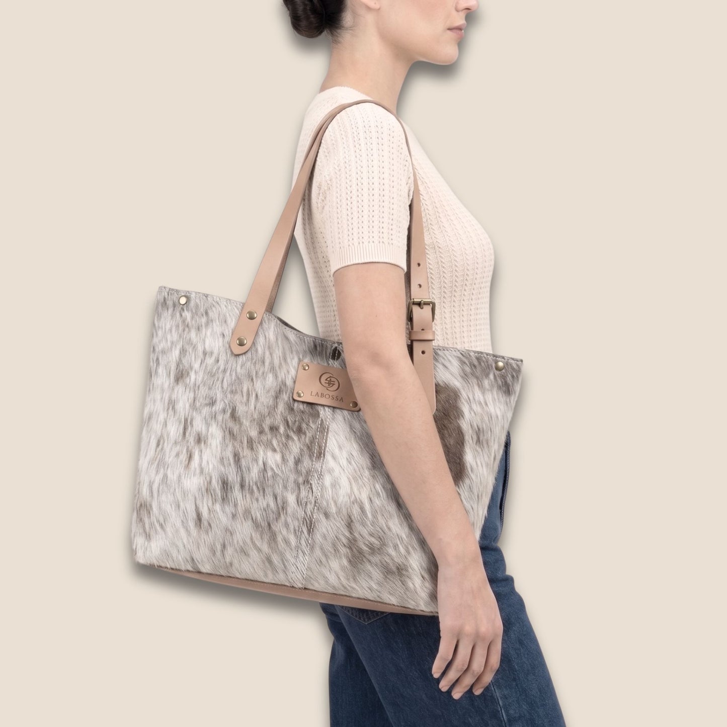 Cabas Brown Swiss beige #27/145 porté à l'épaule par un modèle