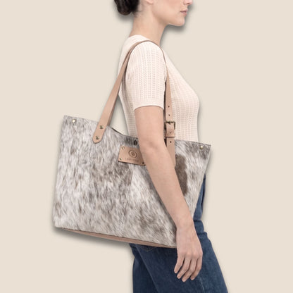 Cabas Brown Swiss beige #27/145 porté à l'épaule par un modèle