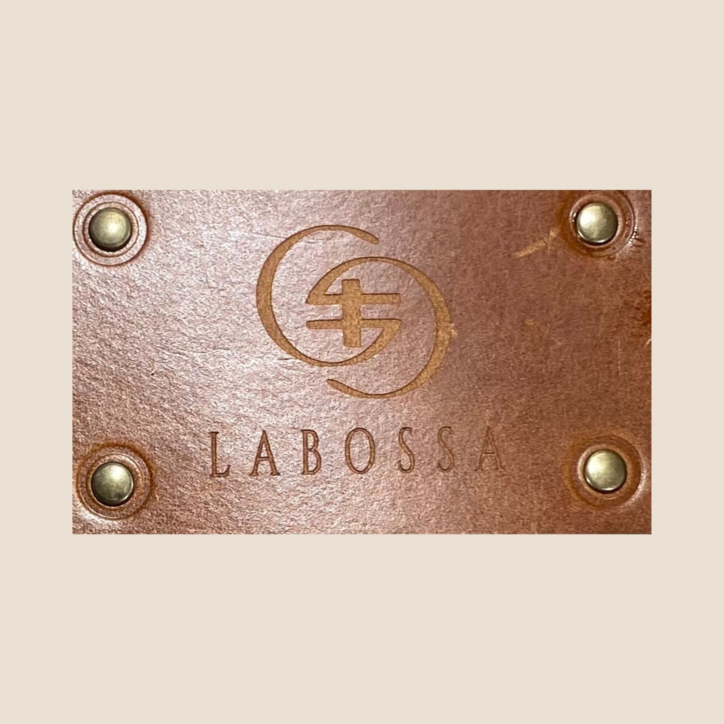 Détail du patch extérieur en cuir cognac du cabas Saïnata #27/148.