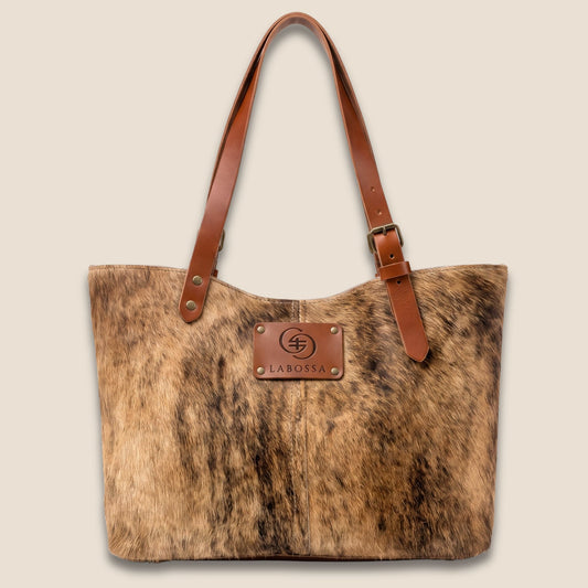 Vue de face du cabas en peau de vache naturelle Saïnata #27/148, avec finitions en cuir cognac.