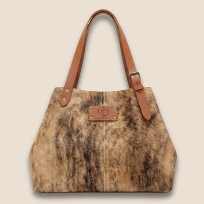 Vue de face rapprochée du cabas Saïnata #27/148 en peau de vache naturelle et cuir cognac.