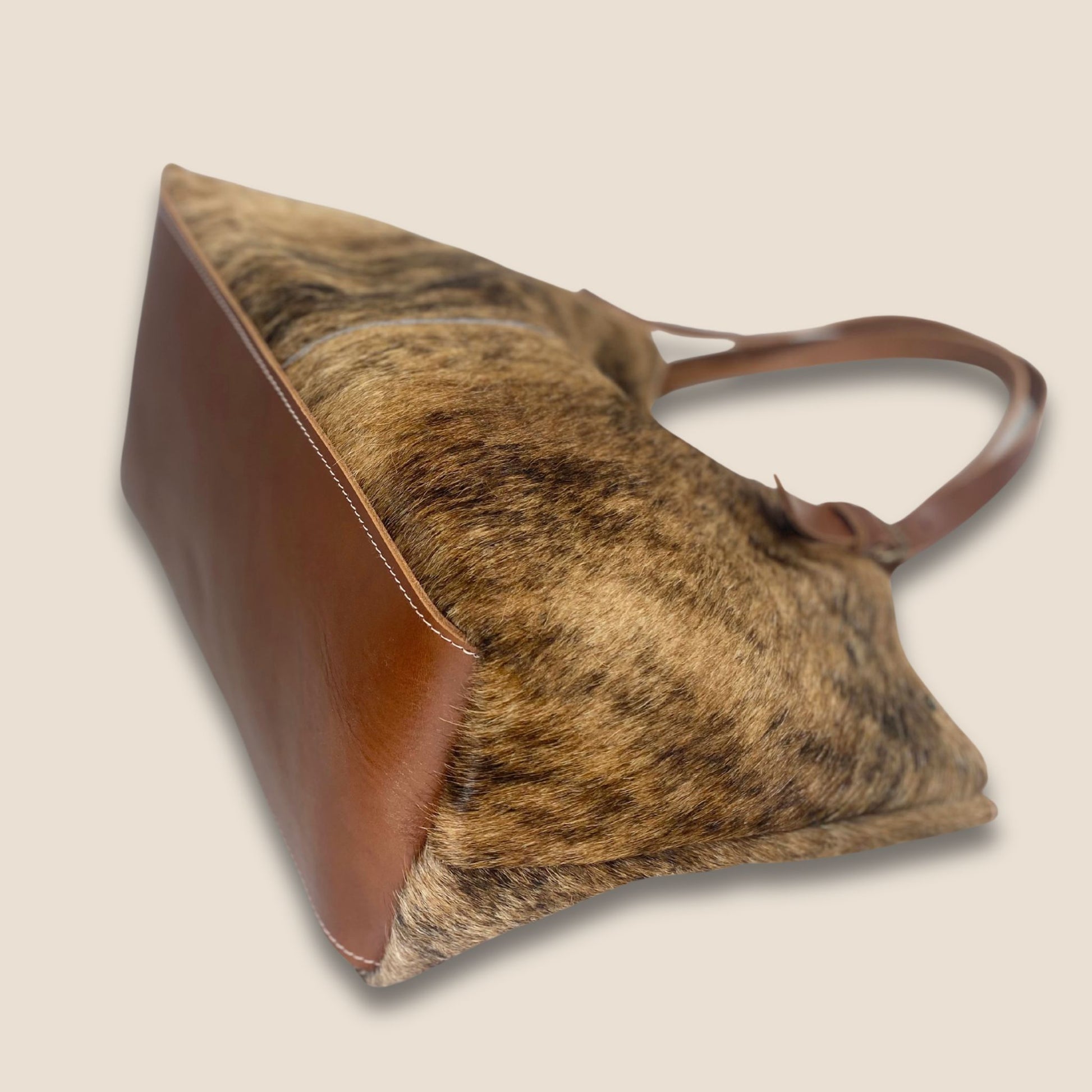 Vue du fond du cabas Saïnata #27/148, réalisé en cuir cognac.