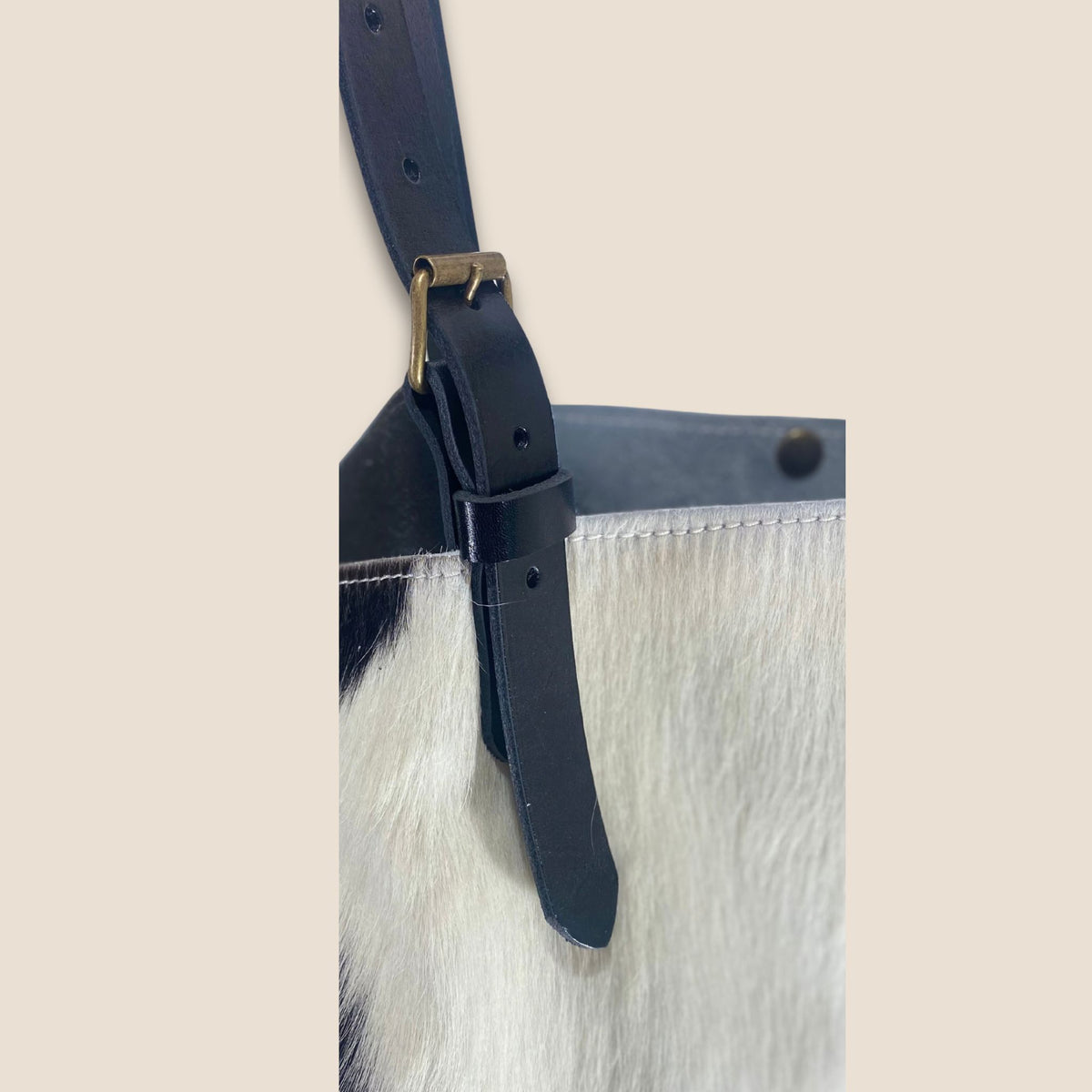 Gros plan sur la lanière en cuir noir du cabas Holstein #13/157