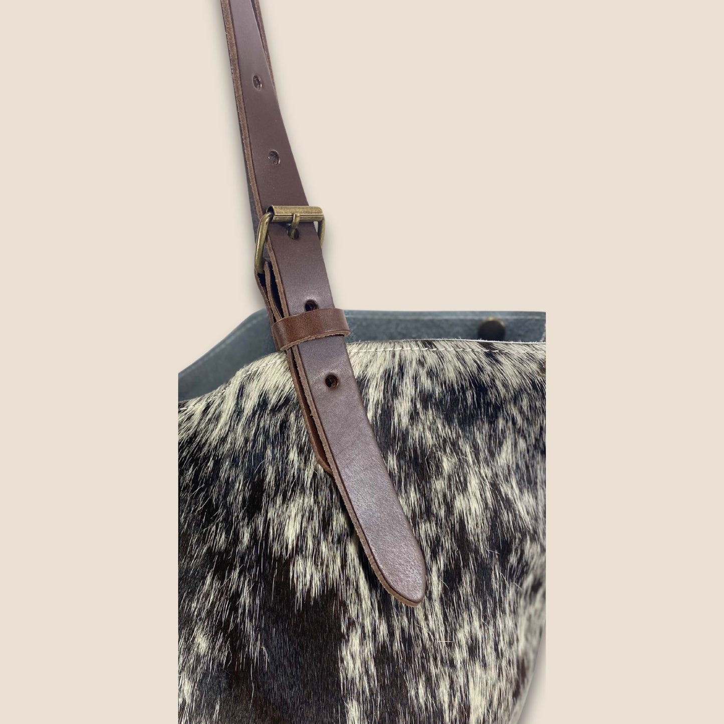 Cabas Labossa #27/122 – détail lanière en cuir chocolat, bouclerie zamak nickel brossé