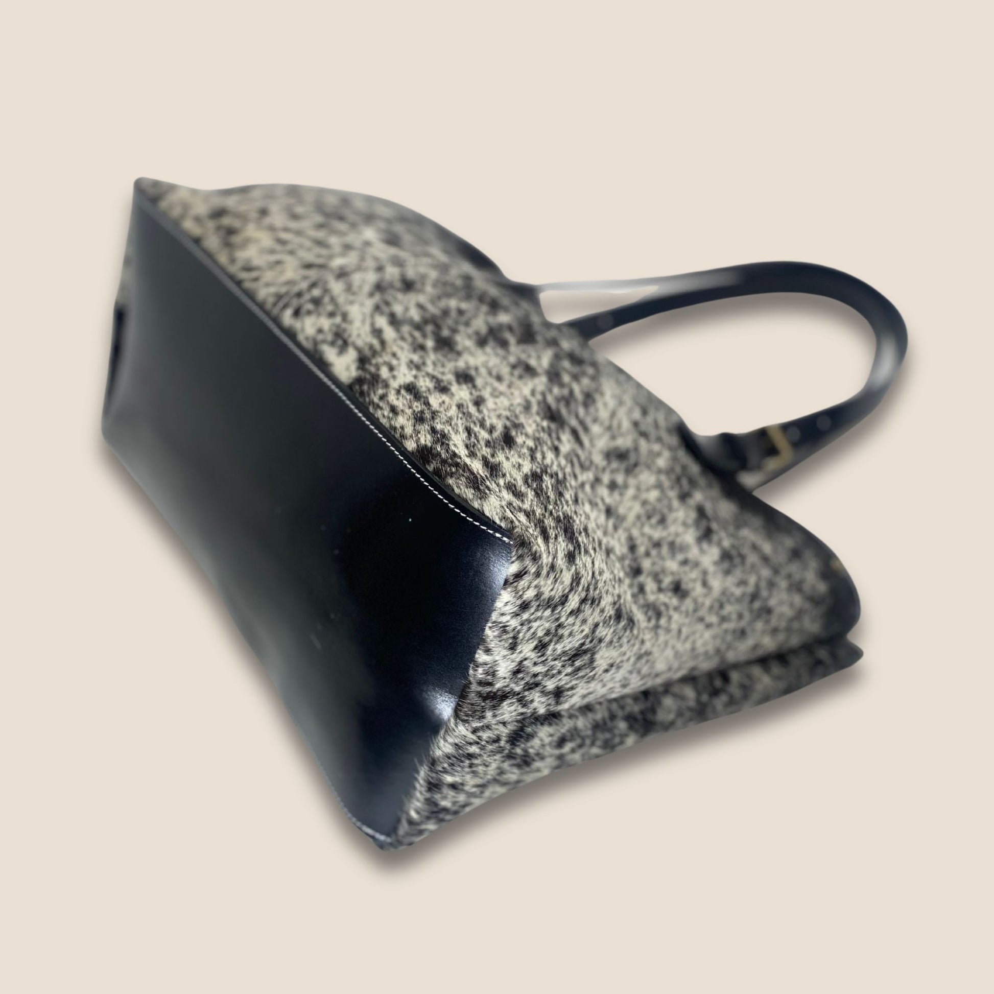 Cabas peau de vache Vosgienne #27/123 – Vue du fond en cuir Primavera noir