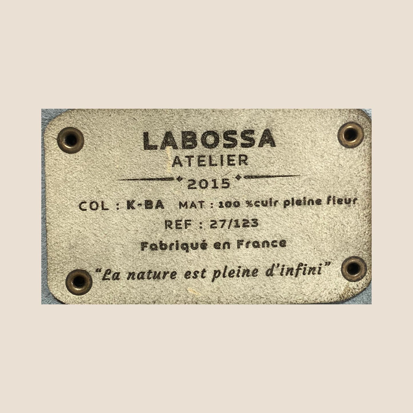 Cabas peau de vache Vosgienne #27/123 – Gros plan patch intérieur pièce unique