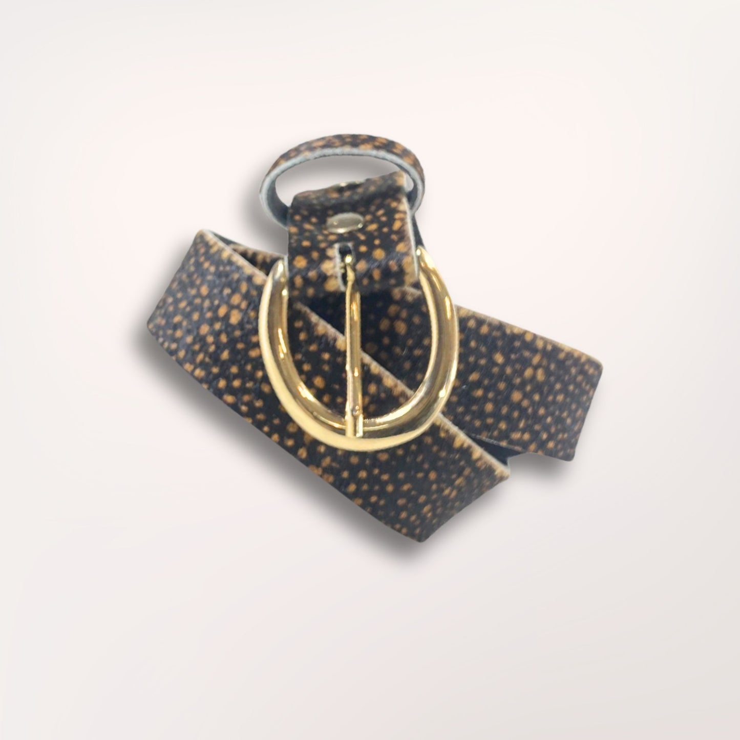 Ceinture Savana en cuir motif léopard présentée enroulée pour mettre en avant la souplesse du cuir de vachette et le soin apporté aux finitions par Labossa.