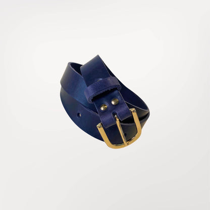 Ceinture Indigo Labossa enroulée montrant la souplesse du cuir de vachette.