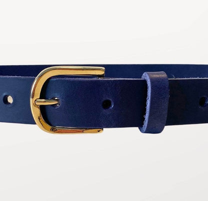 Gros plan sur la boucle dorée et la tranche du cuir bleu pleine fleur épaisseur 3mm.
