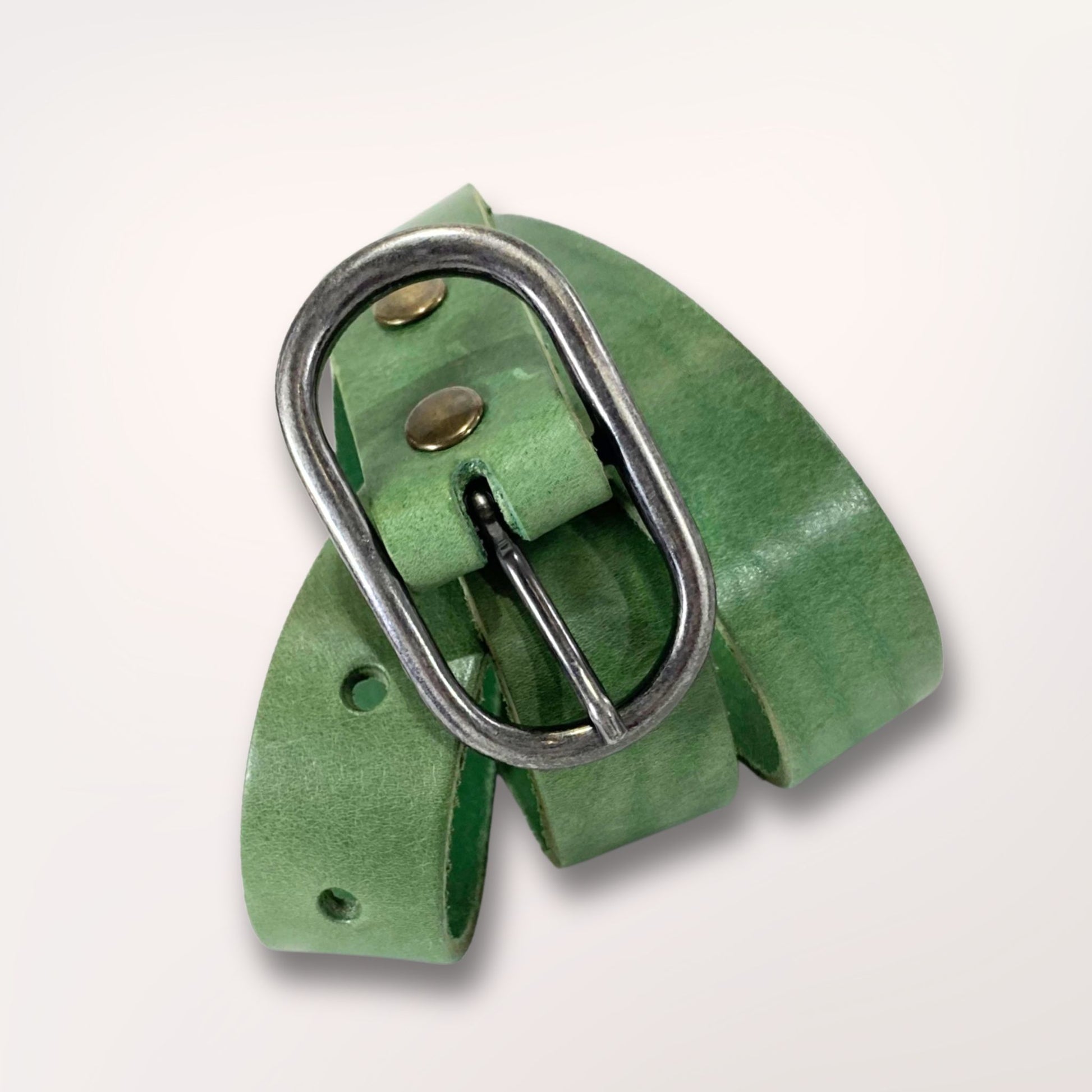 Ceinture cuir vert séquoia Primavera enroulée montrant la densité du cuir de 3mm.