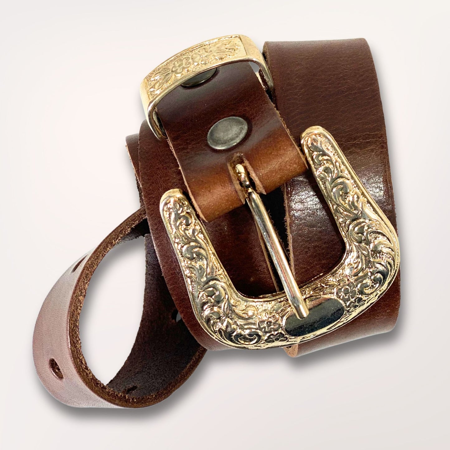 Ceinture en cuir artisanal marron chocolat Labossa, modèle Arizona, avec boucle dorée ciselée et passant métallique orné.