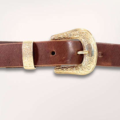 Détail de la boucle Arizona dorée et ciselée sur cuir de vachette marron foncé, maroquinerie artisanale de Roubaix.