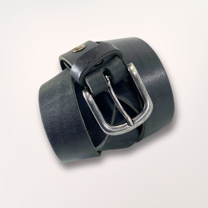 Ceinture artisanale noire Asphalte enroulée, montrant l'épaisseur de 3mm et la qualité de la finition.