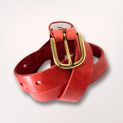 Ceinture cuir rouge Primavera enroulée, mettant en avant la souplesse du cuir de vachette.