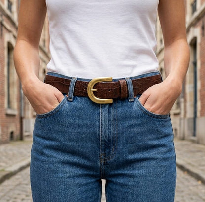 Ceinture en cuir marron chocolat motif caïman portée, style élégant et polyvalent, accessoire de mode artisanal Labossa.