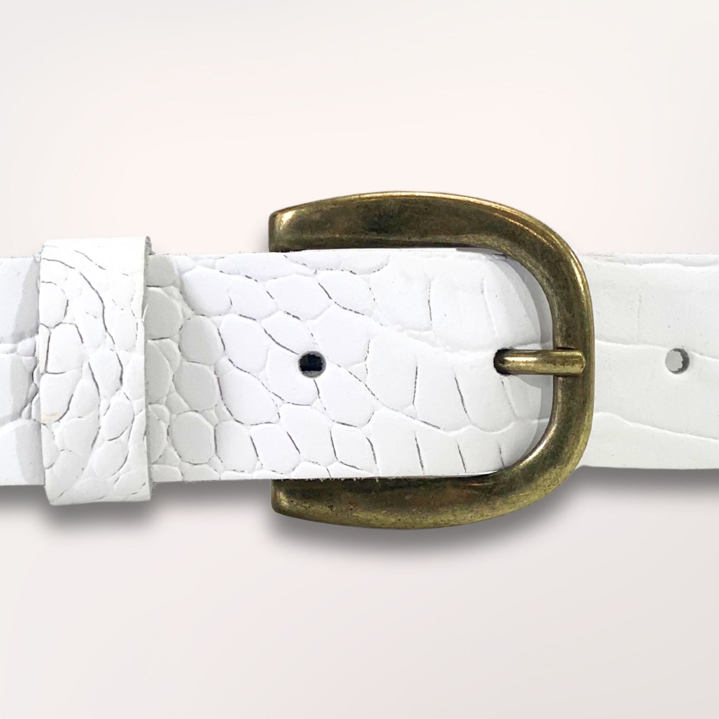 Détail de la texture cuir blanc embossé caïman et de la boucle dorée de la ceinture Primavera, finition artisanale Labossa.