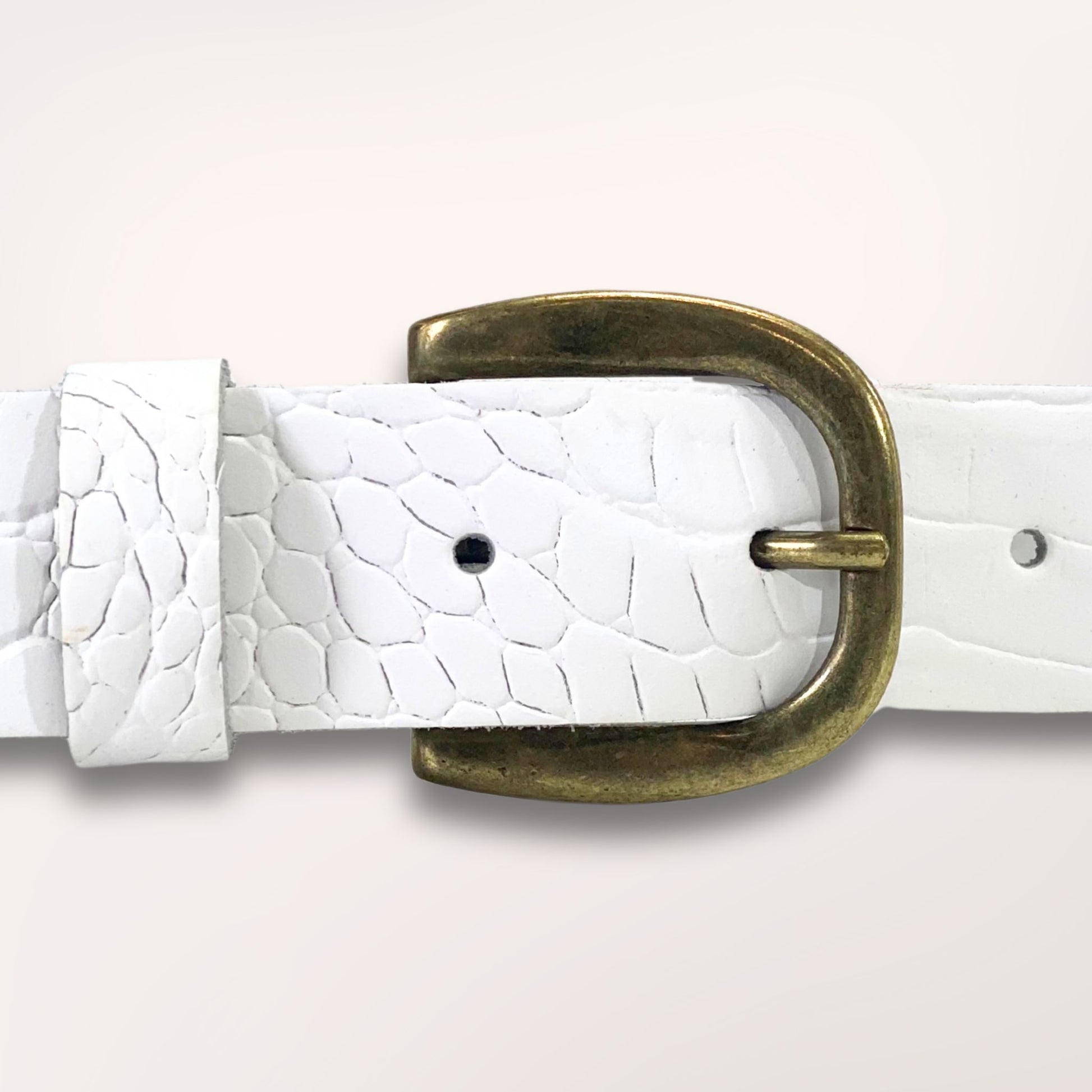 Détail de la texture cuir blanc embossé caïman et de la boucle dorée de la ceinture Primavera, finition artisanale Labossa.