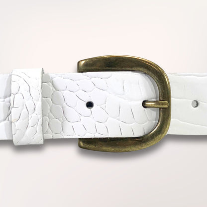 Détail de la texture cuir blanc embossé caïman et de la boucle dorée de la ceinture Primavera, finition artisanale Labossa.