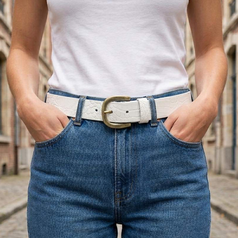 Ceinture cuir blanc motif caïman portée sur un jean, style chic et lumineux, accessoire de mode artisanal Labossa.