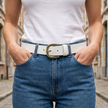 Ceinture cuir blanc motif caïman portée sur un jean, style chic et lumineux, accessoire de mode artisanal Labossa.