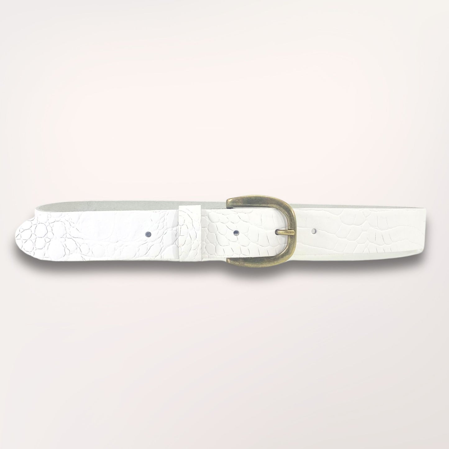 Ceinture Labossa Primavera blanche en cuir embossé caïman, 35 mm, vue studio sur fond clair, fabrication artisanale à Roubaix.