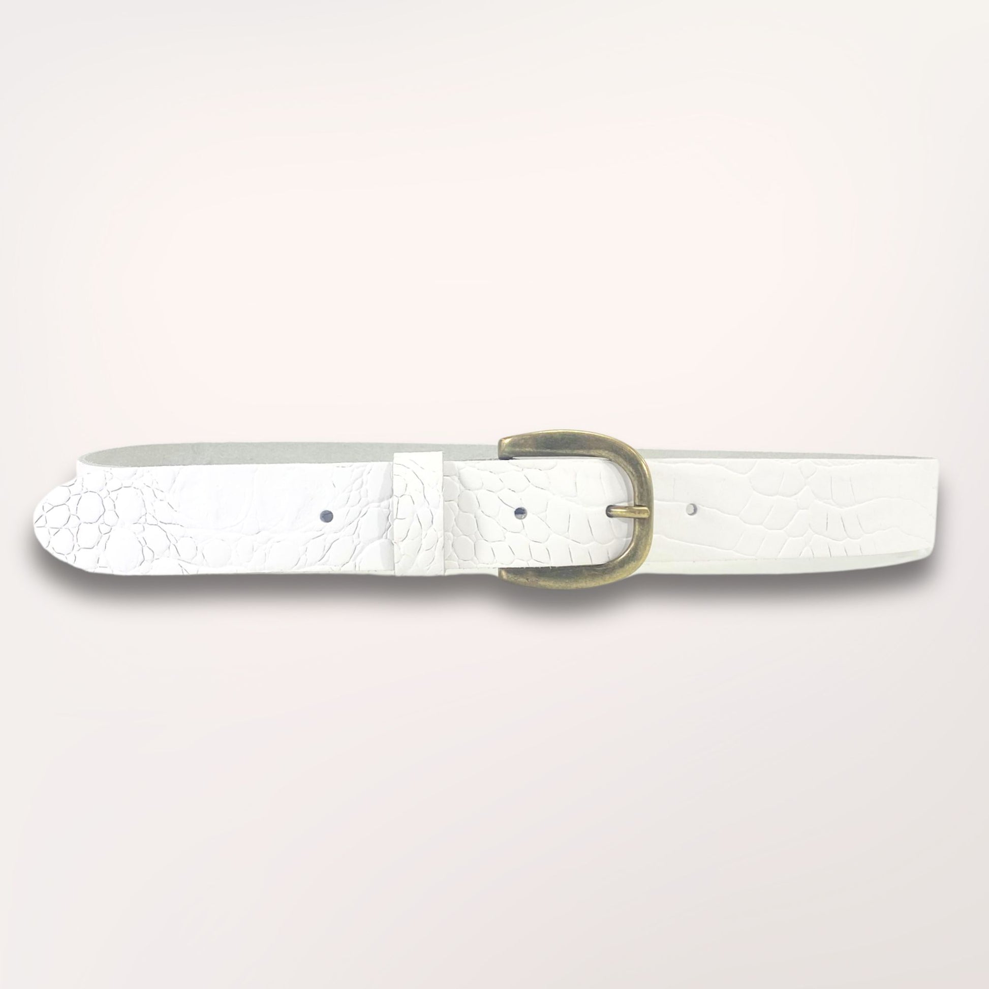 Ceinture Labossa Primavera blanche en cuir embossé caïman, 35 mm, vue studio sur fond clair, fabrication artisanale à Roubaix.