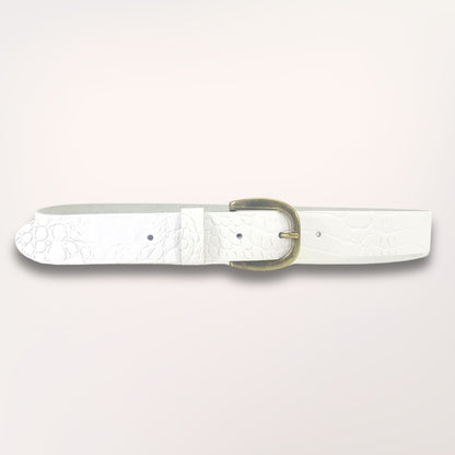 Ceinture Labossa Primavera blanche en cuir embossé caïman, 35 mm, vue studio sur fond clair, fabrication artisanale à Roubaix.