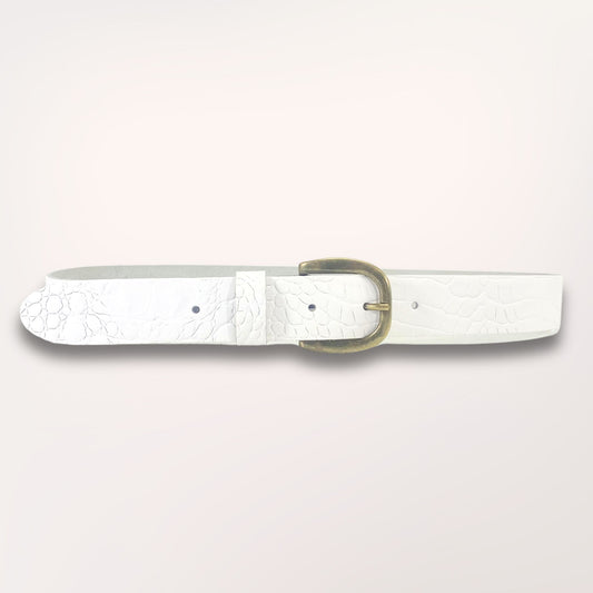Ceinture Labossa Primavera blanche en cuir embossé caïman, 35 mm, vue studio sur fond clair, fabrication artisanale à Roubaix.