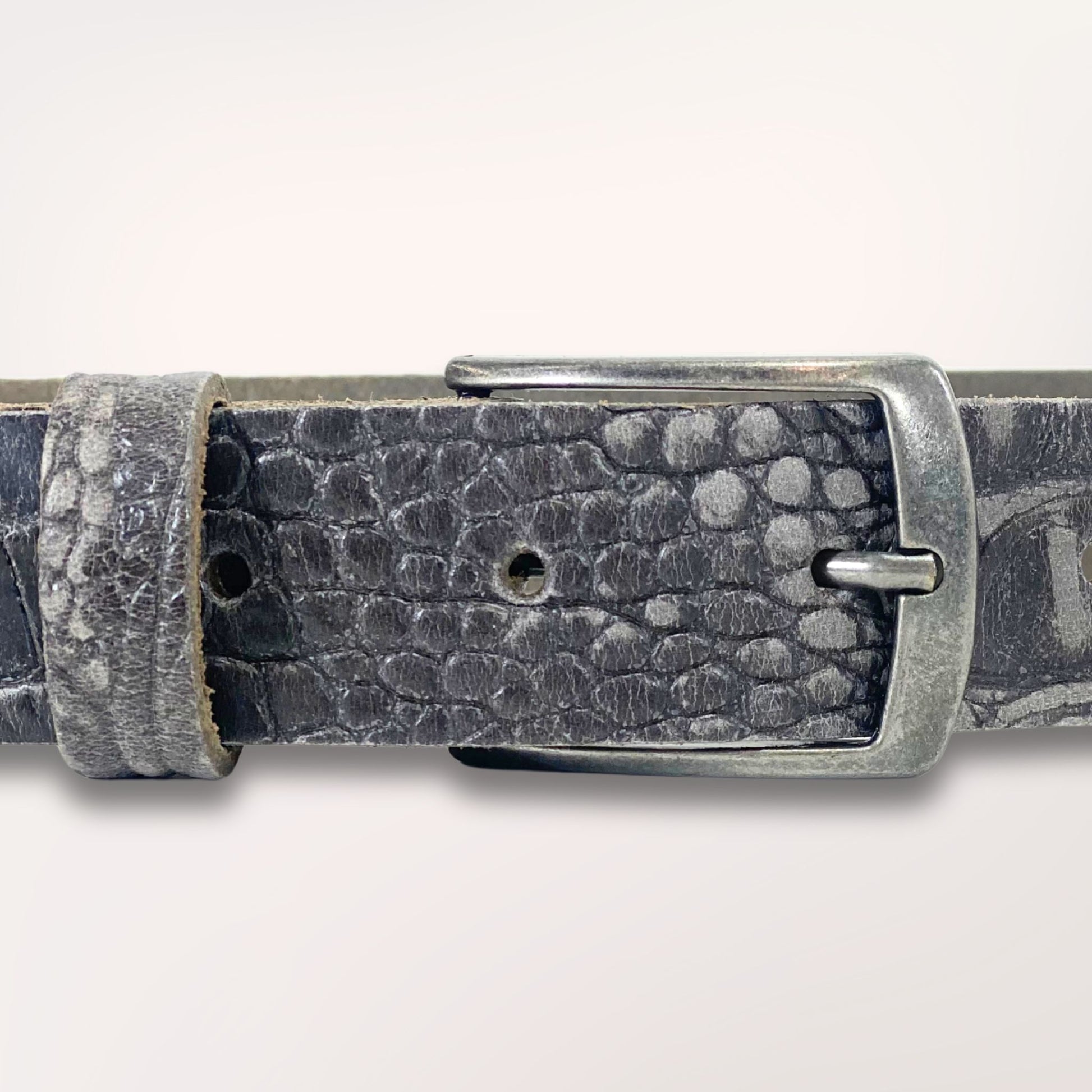 ceinture cuir primavera embossée caïman gros plan boucle