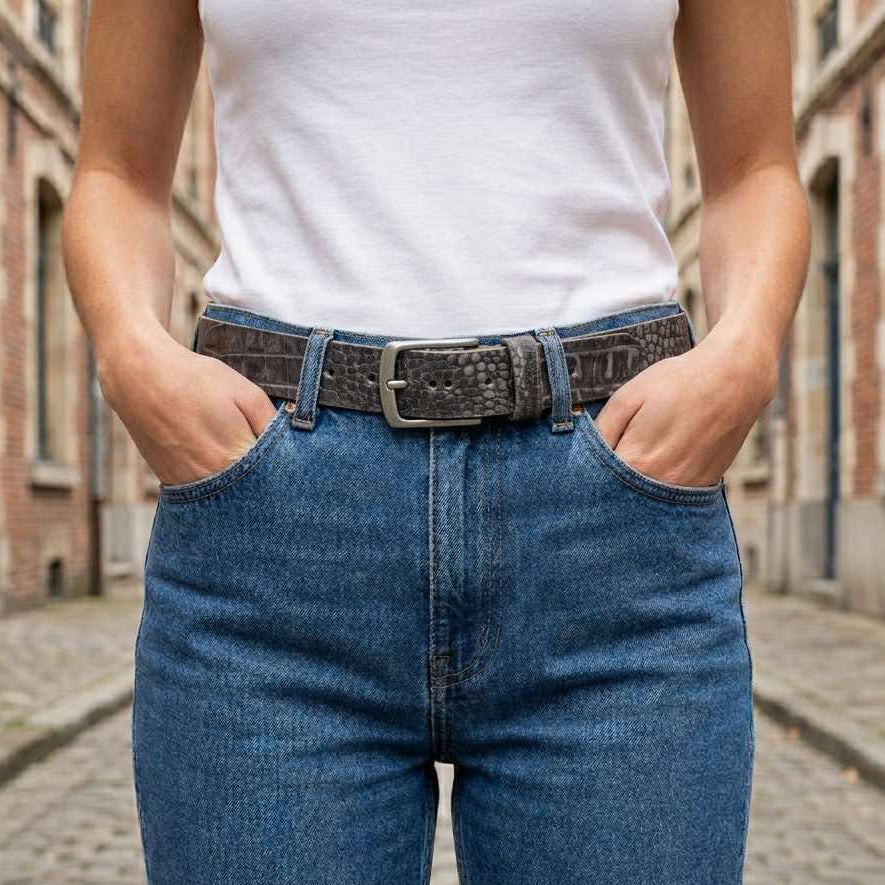 Ceinture en cuir gris motif caïman portée, style urbain et sophistiqué, accessoire de mode artisanal Labossa.